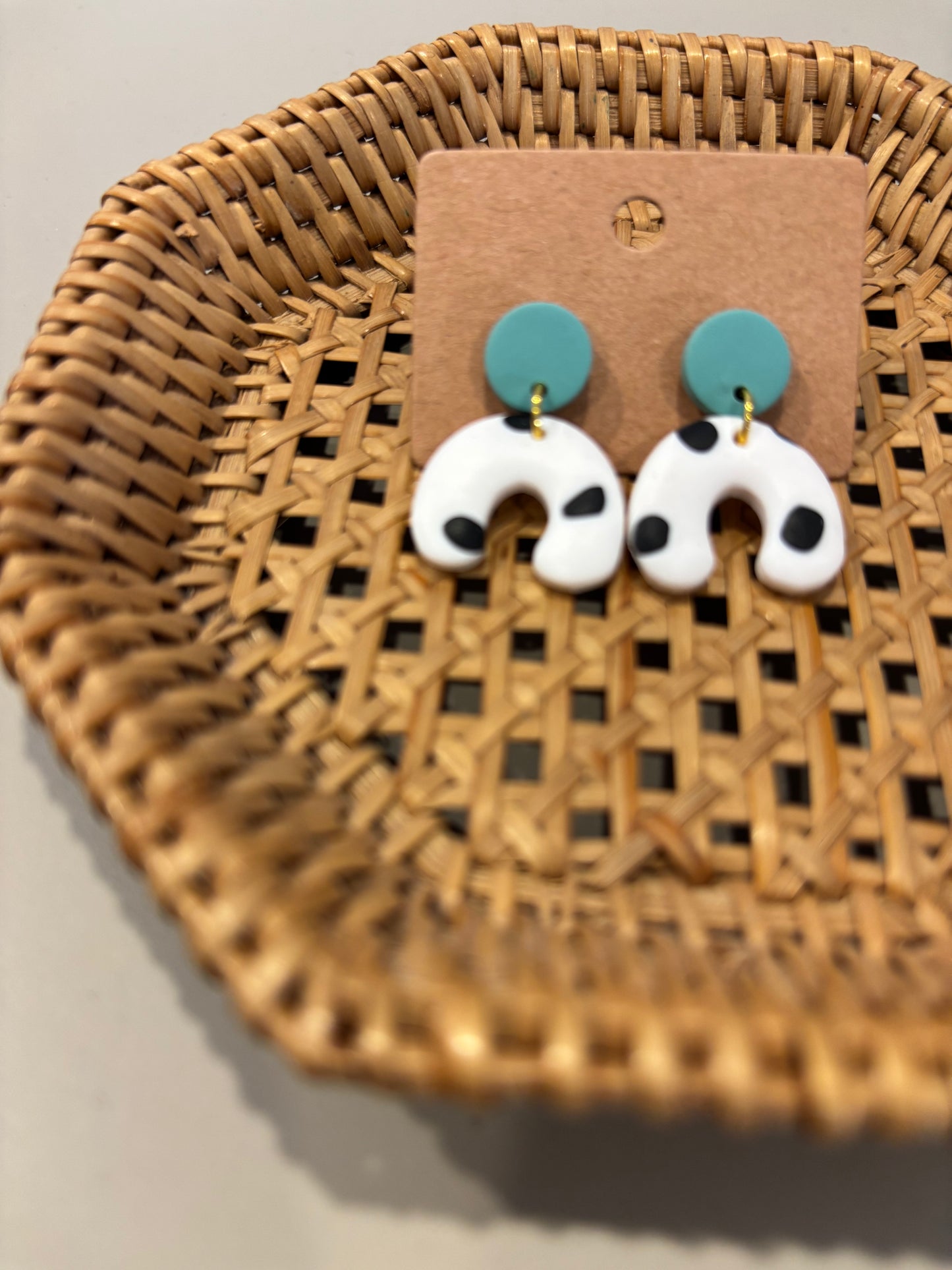 Ohrringe gesteckt - Second Hand Boutique Edition