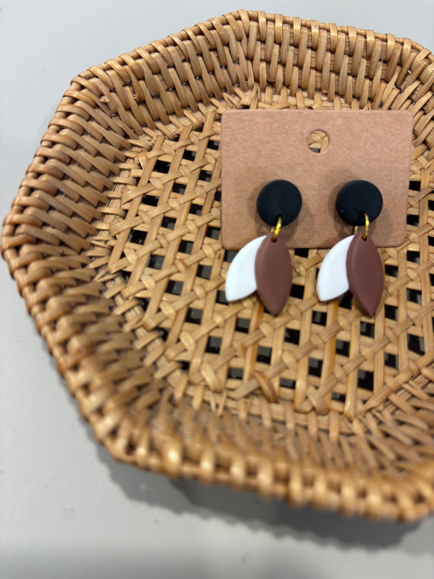 Ohrringe gesteckt - Second Hand Boutique Edition