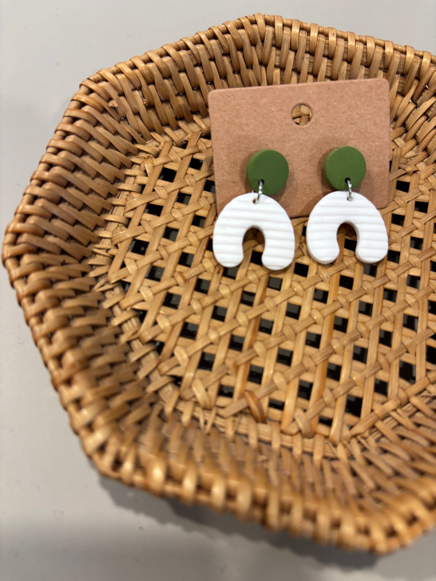 Ohrringe gesteckt - Second Hand Boutique Edition